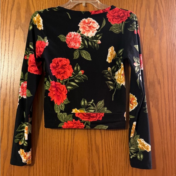 Floral crop top with twist bottom - Picture 2 of 3